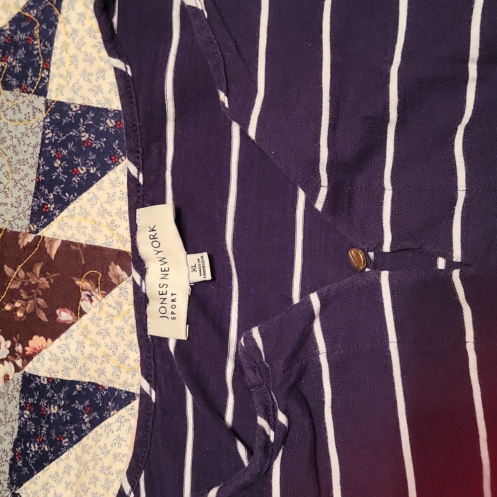 EUC Blue/White Striped Top. Button V-neck. 3/4 sleeves. Size XL - Picture 4 of 8